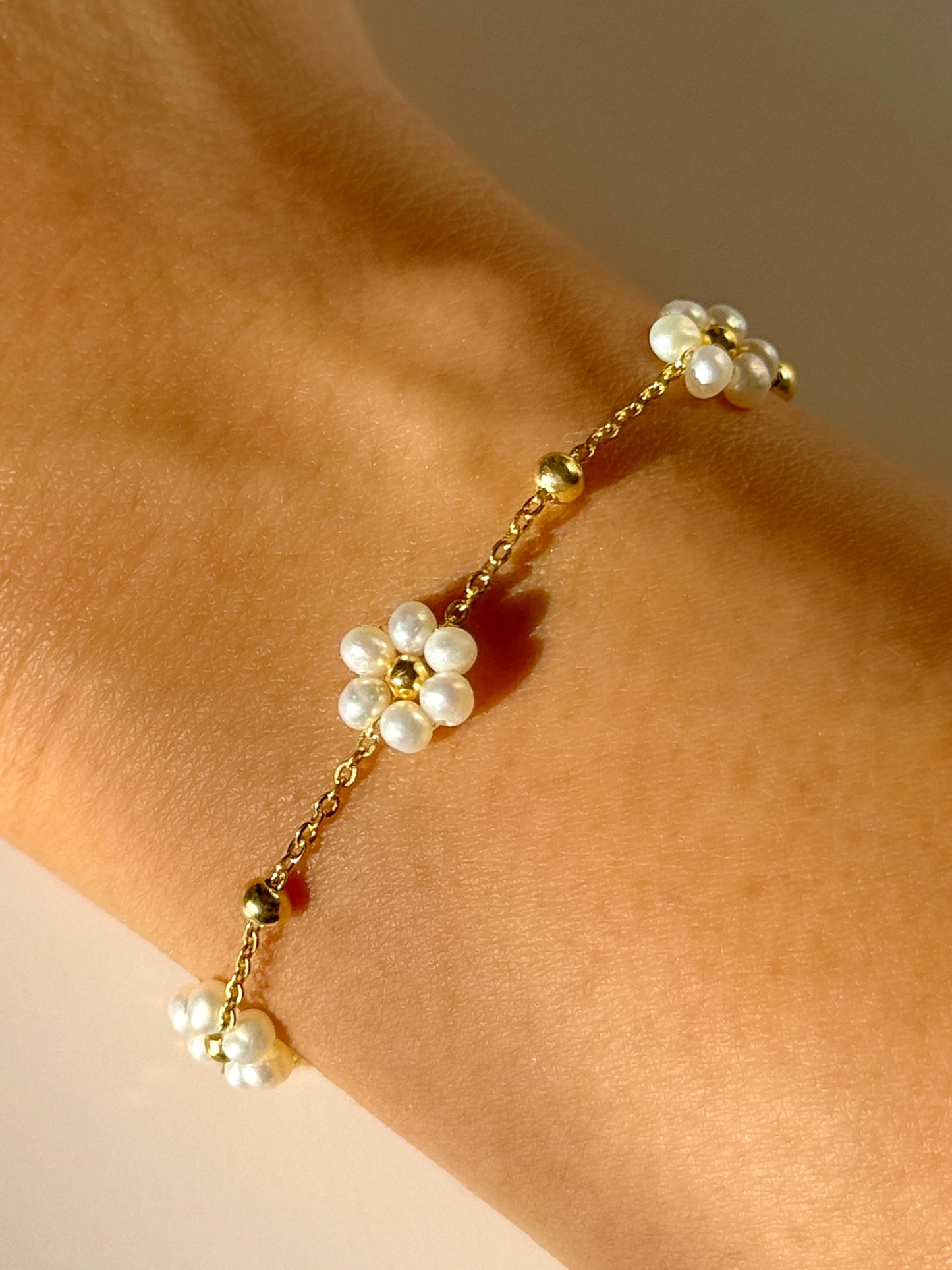 Daisy Bloom Pearl Bracelet
