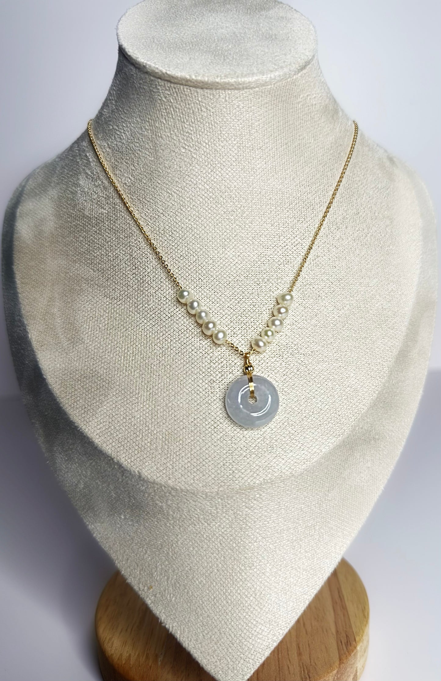 Gold-Filled_Natural_Jade_Necklace_Elegant_Modern_Design