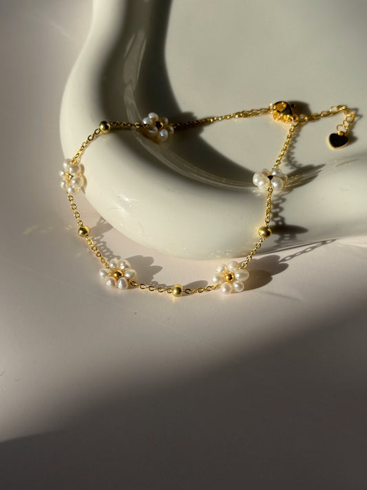 Daisy Bloom Pearl Bracelet