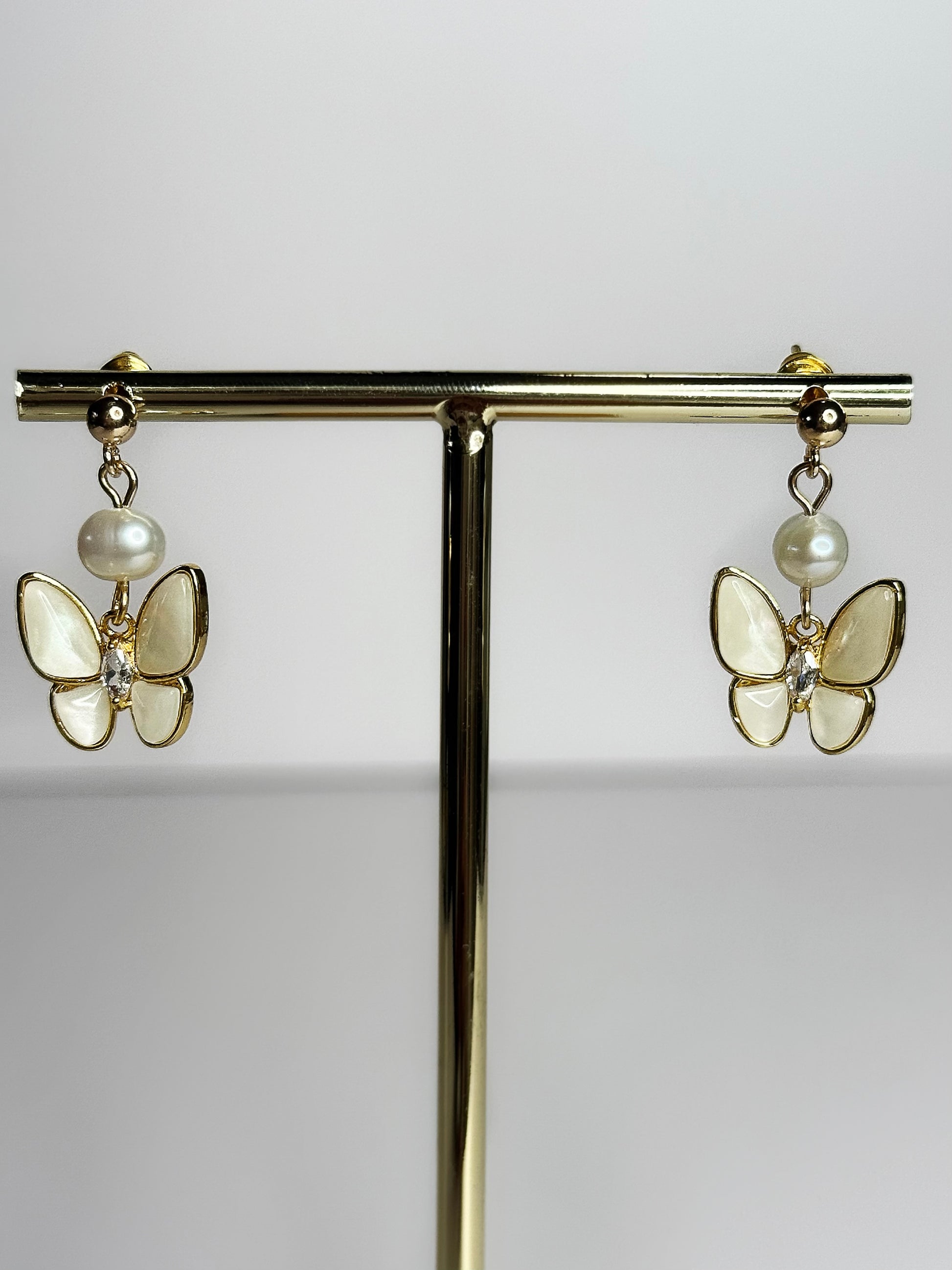 Gold-Plated Freshwater Pearl Stud Earrings – Simple & Elegant