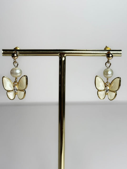 Gold-Plated Freshwater Pearl Stud Earrings – Simple & Elegant